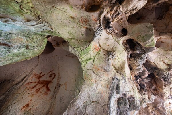 Plusieurs graffitis, dont certains semblent relativement anciens. (Grotte des Fées, Ardèche)