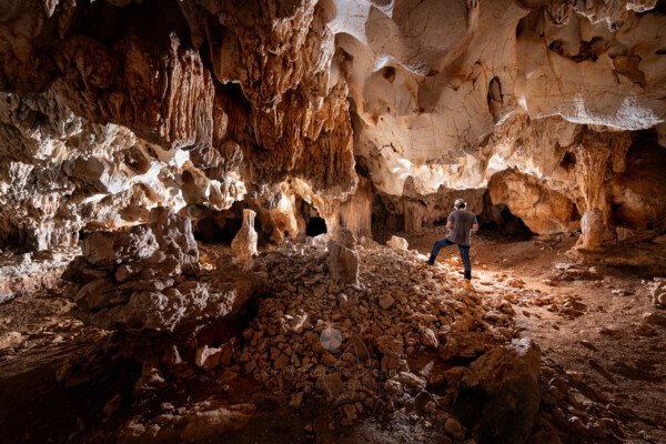 La salle qui servait certainement de bergerie. (Grotte des Fées, Ardèche)