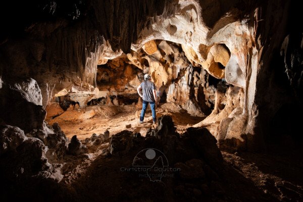 Au départ de la galerie des perles. (Grotte des Fées, Ardèche)