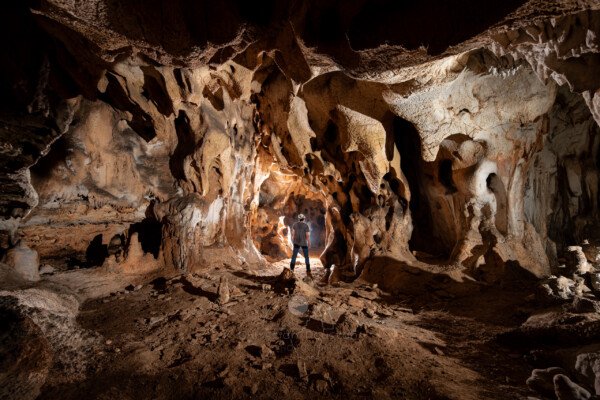 Un carrefour de galeries. (Grotte des Fées, Ardèche)