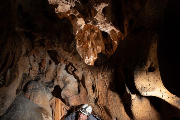 Passage bas dans la galerie des perles. (Grotte des Fées, Ardèche)