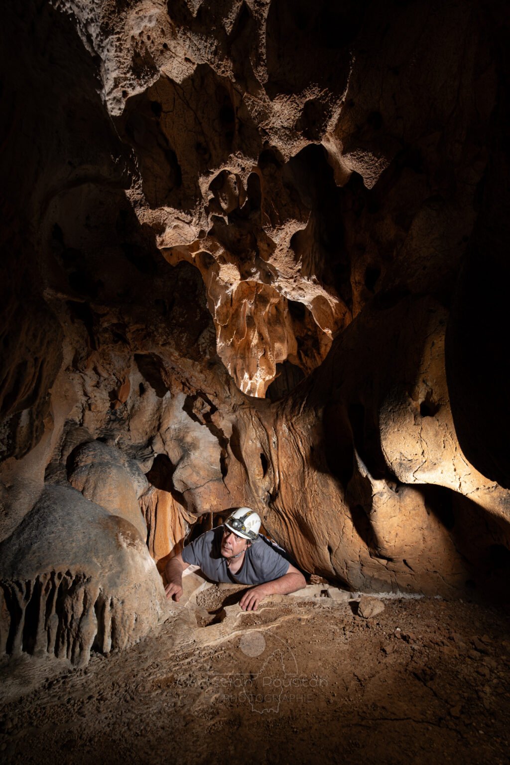 Passage bas dans la galerie des perles. (Grotte des Fées, Ardèche)