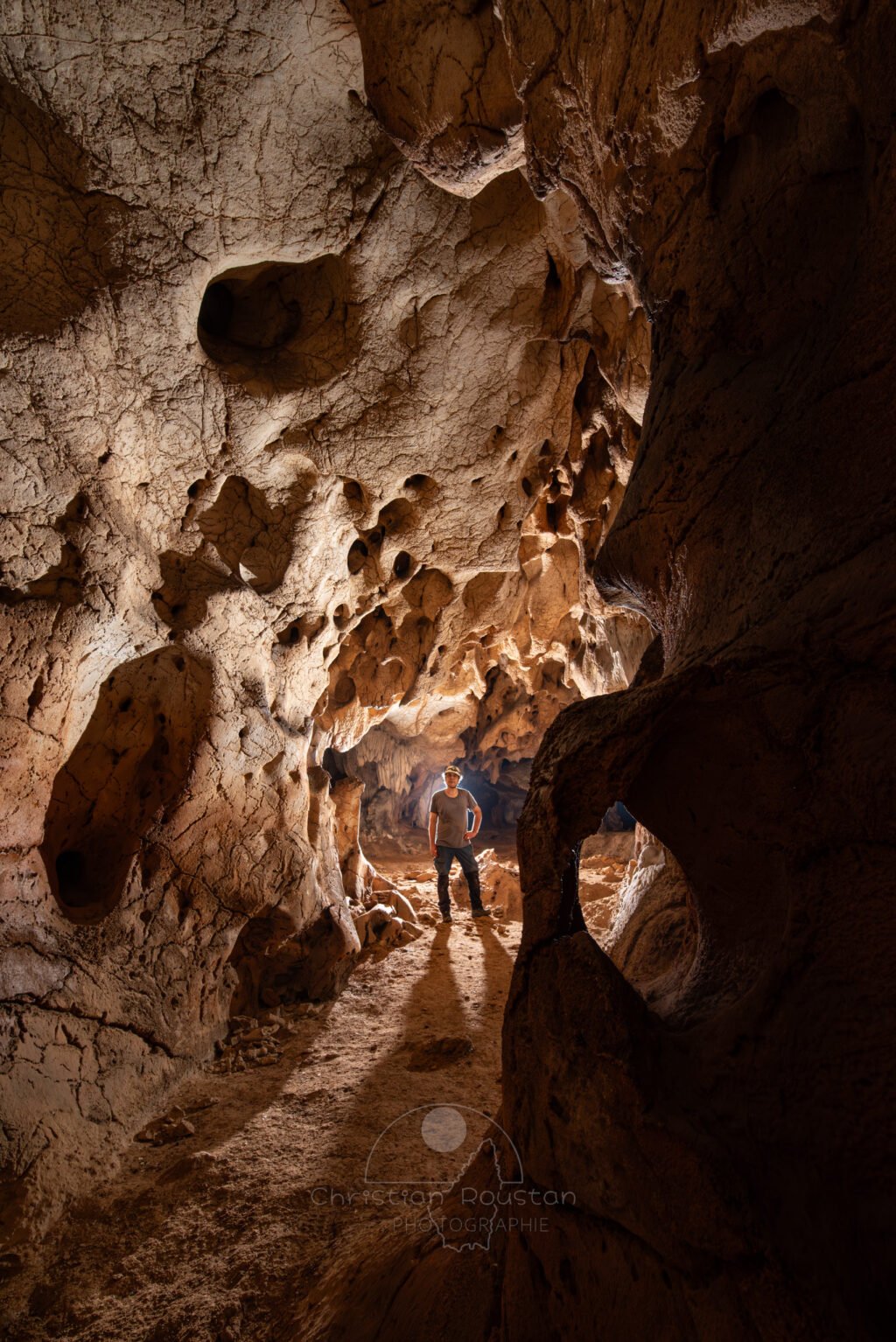 A droite un amarrage naturel (Mais bien trop loin du puits). (Grotte des Fées, Ardèche)