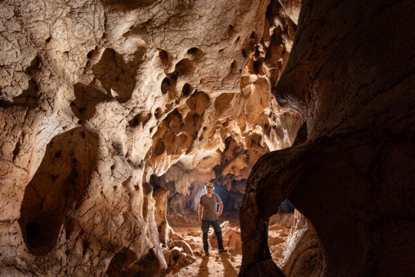 A droite un amarrage naturel (Mais bien trop loin du puits). (Grotte des Fées, Ardèche)
