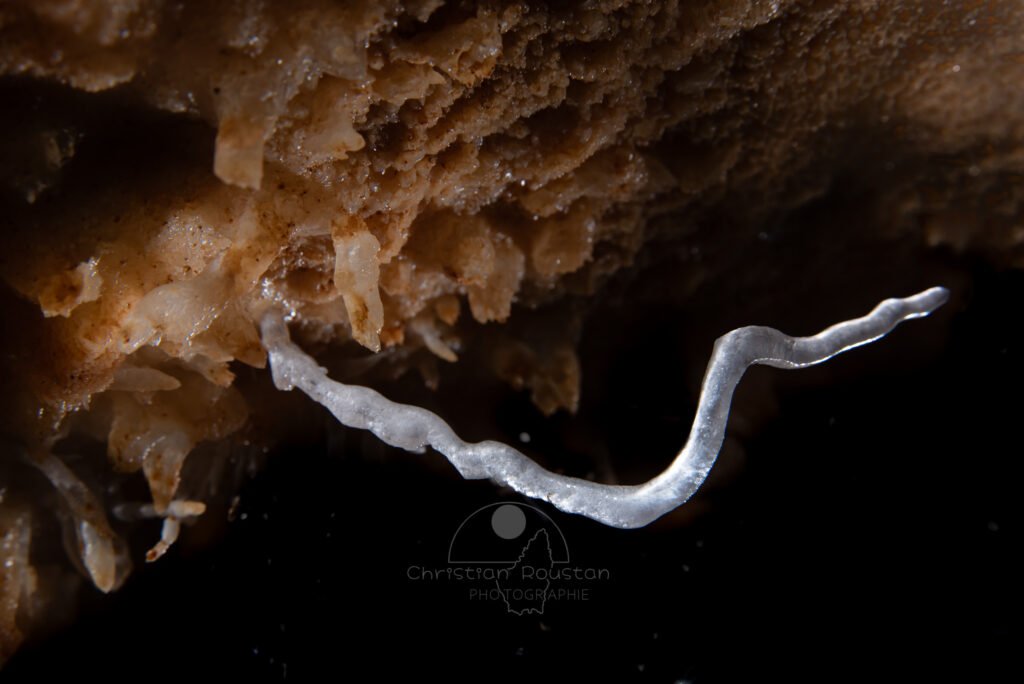 Il faut suivre le fil... (Grotte du Barry, Gard)