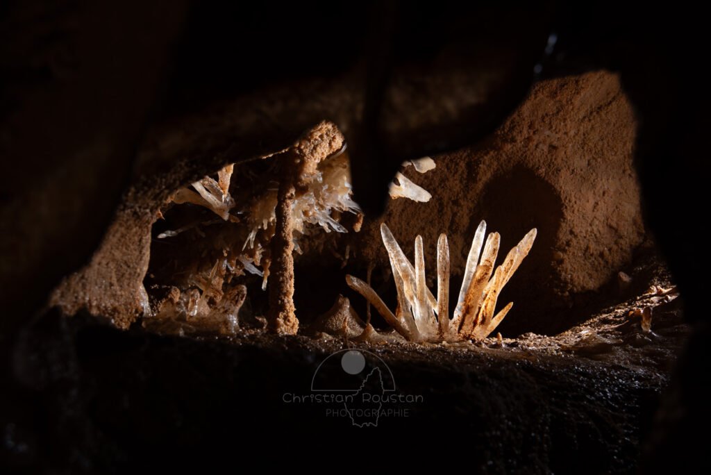 Des spéléothèmes à l'abri dans leur écrin. (Grotte du Barry, Gard)