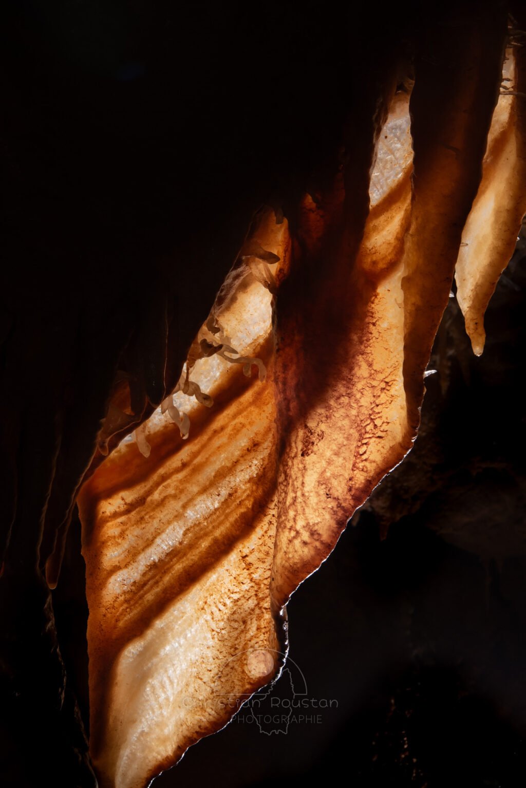 Les couleurs chaudes d'une draperie. (Grotte du Barry, Gard)