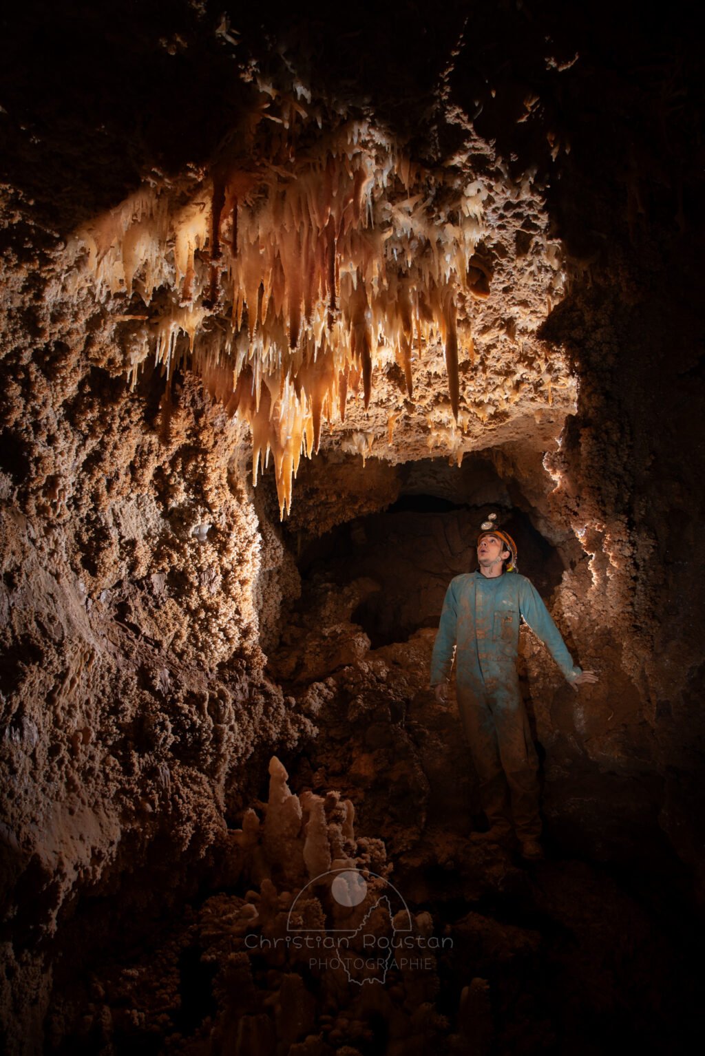 Un spéléo admire un plafond richement décoré. (Grotte du Barry, Gard)