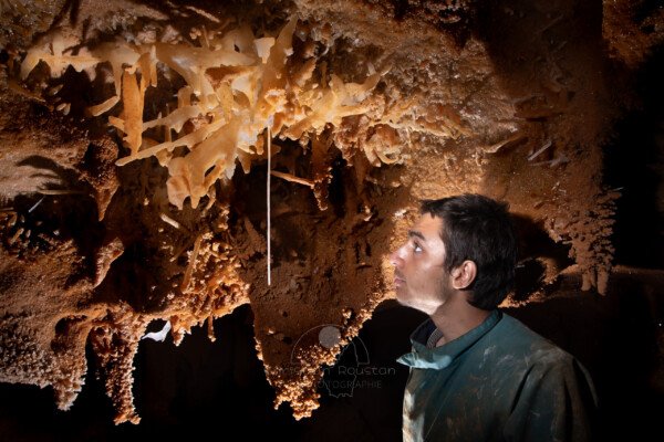 Contemplation des spéléothèmes. (Grotte du Barry, Gard)