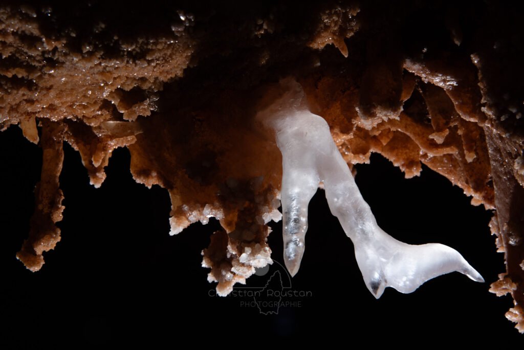 Un peu de blanc. (Grotte du Barry, Gard)