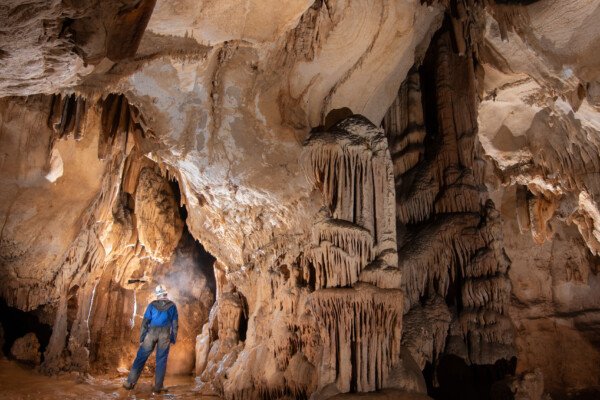 La première salle. (Grotte du Barry, Gard)