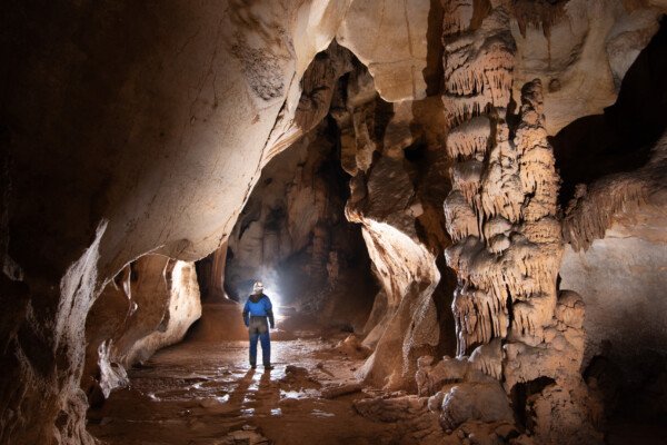 Spéléo dans la première salle de la grotte du Barry. (Grotte du Barry, Gard)