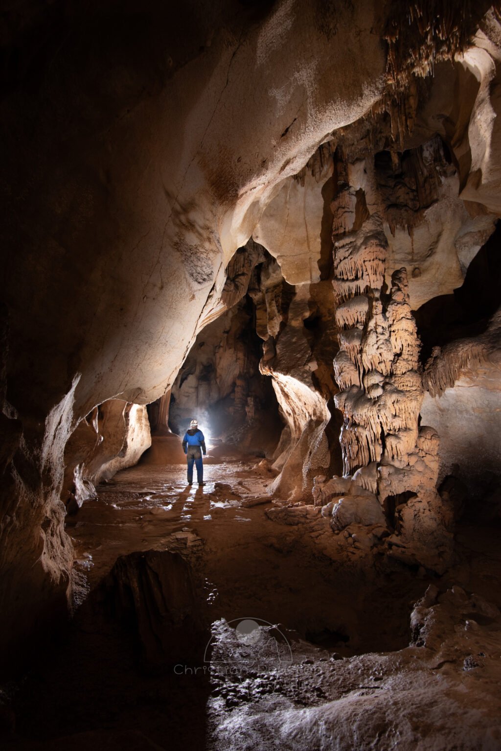 Spéléo dans la première salle de la grotte du Barry. (Grotte du Barry, Gard)