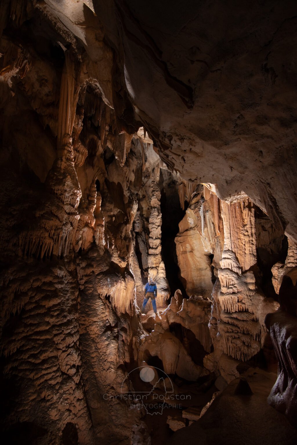 La salle Mazauric (dans la grotte du Barry) et ses massifs stalagmitiques. (Grotte du Barry, Gard)