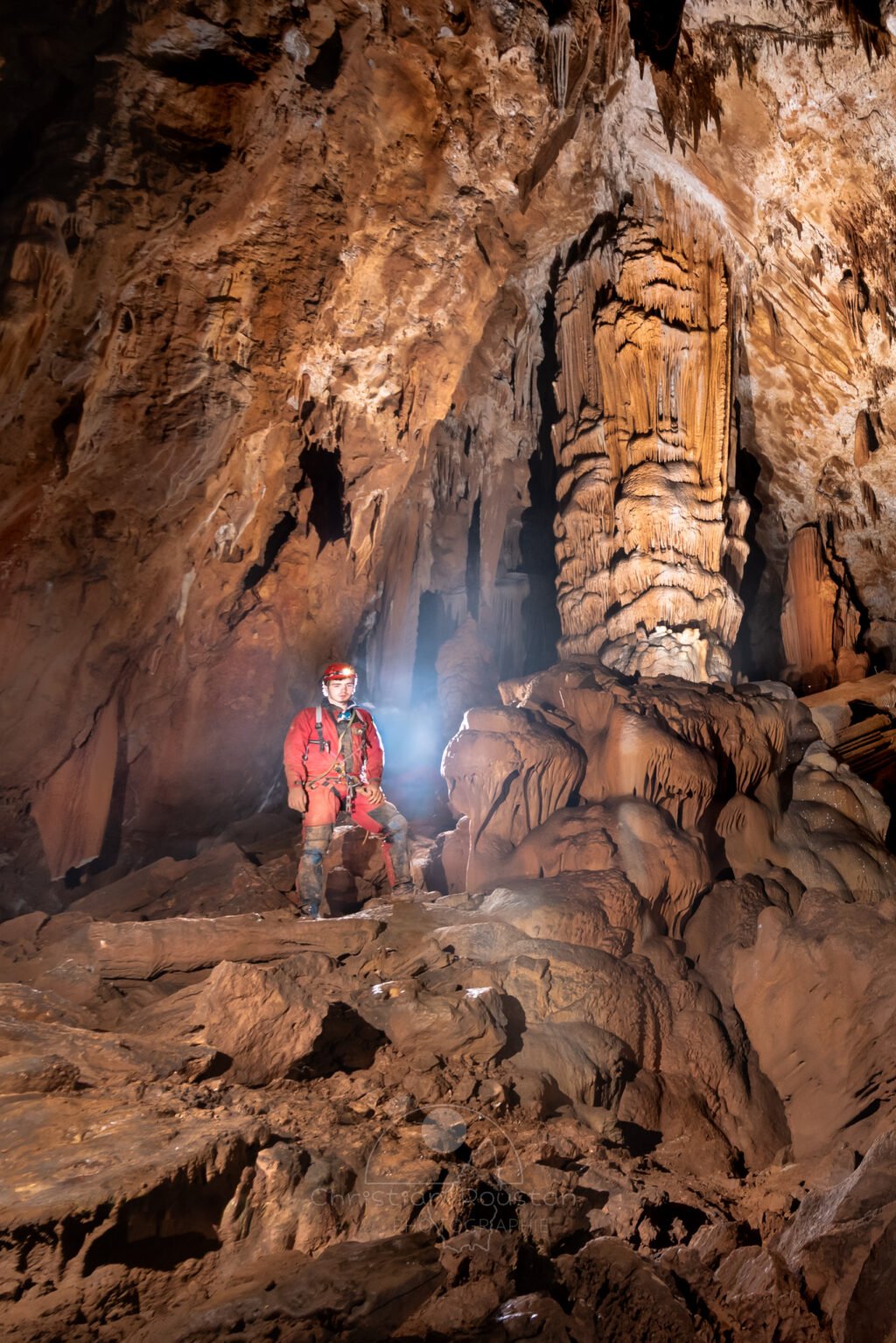 La grande salle et ses imposantes formations. (Grotte du Chasserou, Ardèche)