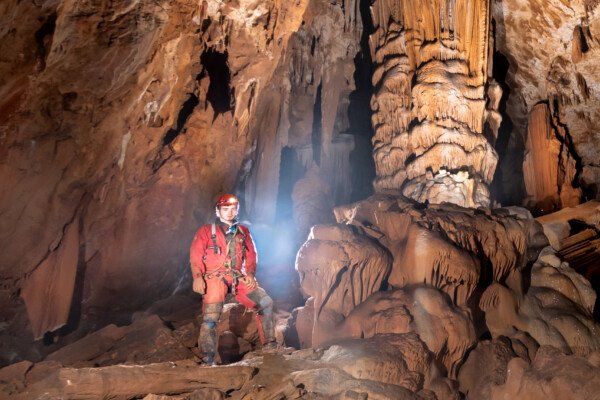 La grande salle et ses imposantes formations. (Grotte du Chasserou, Ardèche)