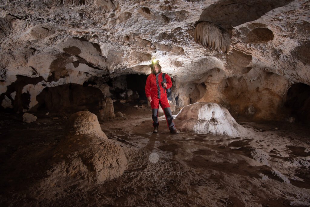 Spéléo dans la galerie d'entrée du Déroc. (Grotte du Déroc, Ardèche)