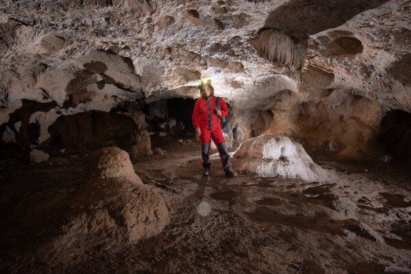 Spéléo dans la galerie d'entrée du Déroc. (Grotte du Déroc, Ardèche)