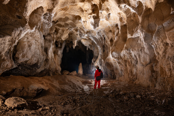 La grande galerie du Déroc avec spéléo. (Grotte du Déroc, Ardèche)