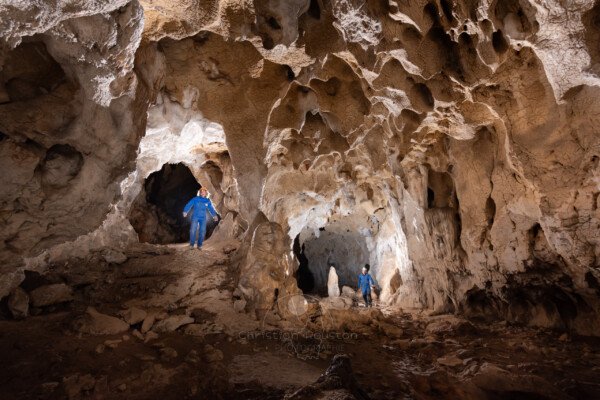 Galerie double dans la grotte du Déroc. (Grotte du Déroc, Ardèche)