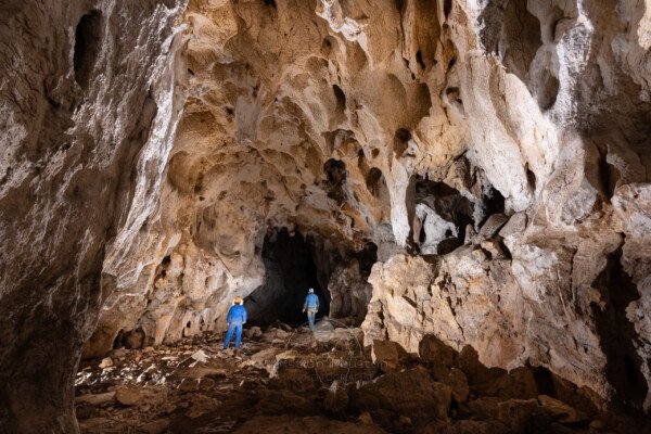 Deux spéléo en bleu dans la grotte du Déroc. (Grotte du Déroc, Ardèche)