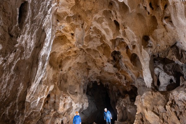 Deux spéléo en bleu dans la grotte du Déroc. (Grotte du Déroc, Ardèche)