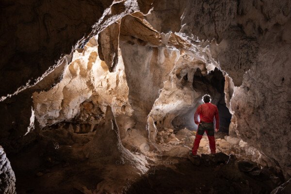 Un spéléo sans casque: Hé! il est où le casque!. (Grotte du Déroc, Ardèche)