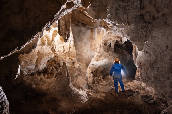 C'est mieux avec le casque et la combi propre... (Grotte du Déroc, Ardèche)