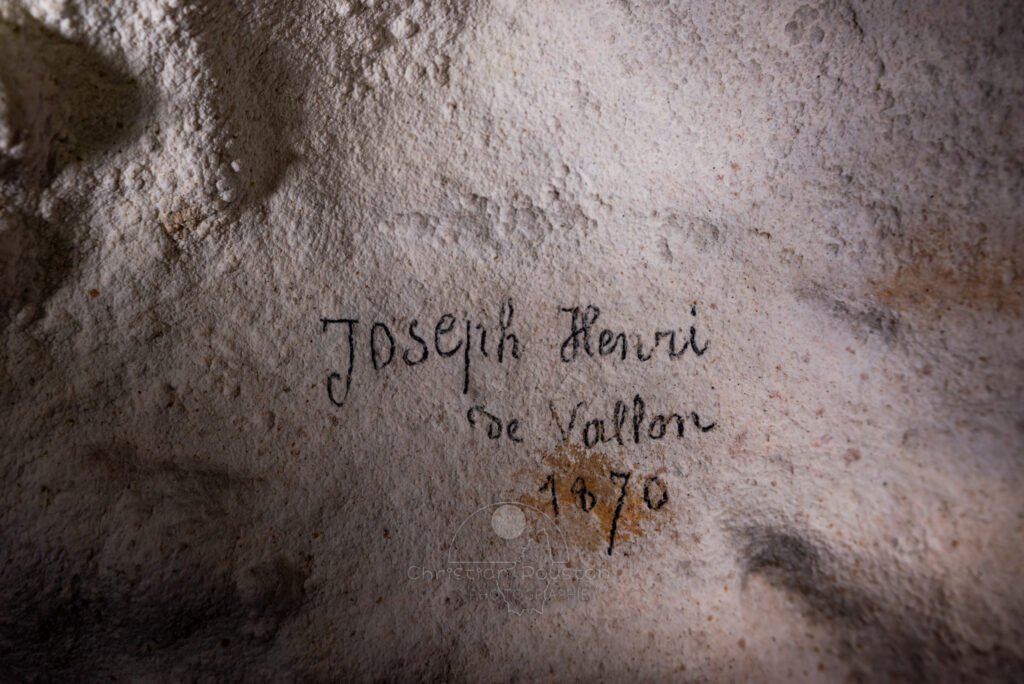 Des tags, relativement récents... (Grotte du Déroc, Ardèche)