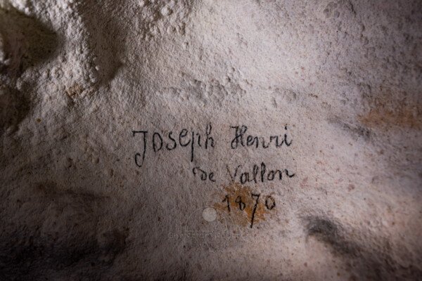 Des tags, relativement récents... (Grotte du Déroc, Ardèche)