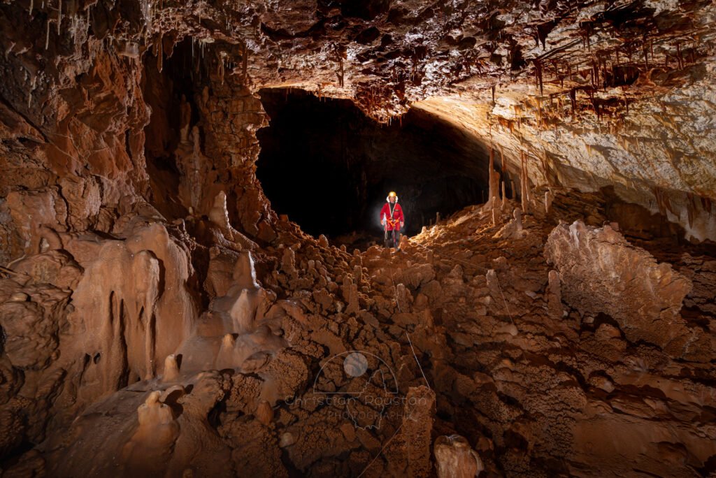 La première salle avec un spéléo. (Aven Grotte de l'Émeraude, Gard)