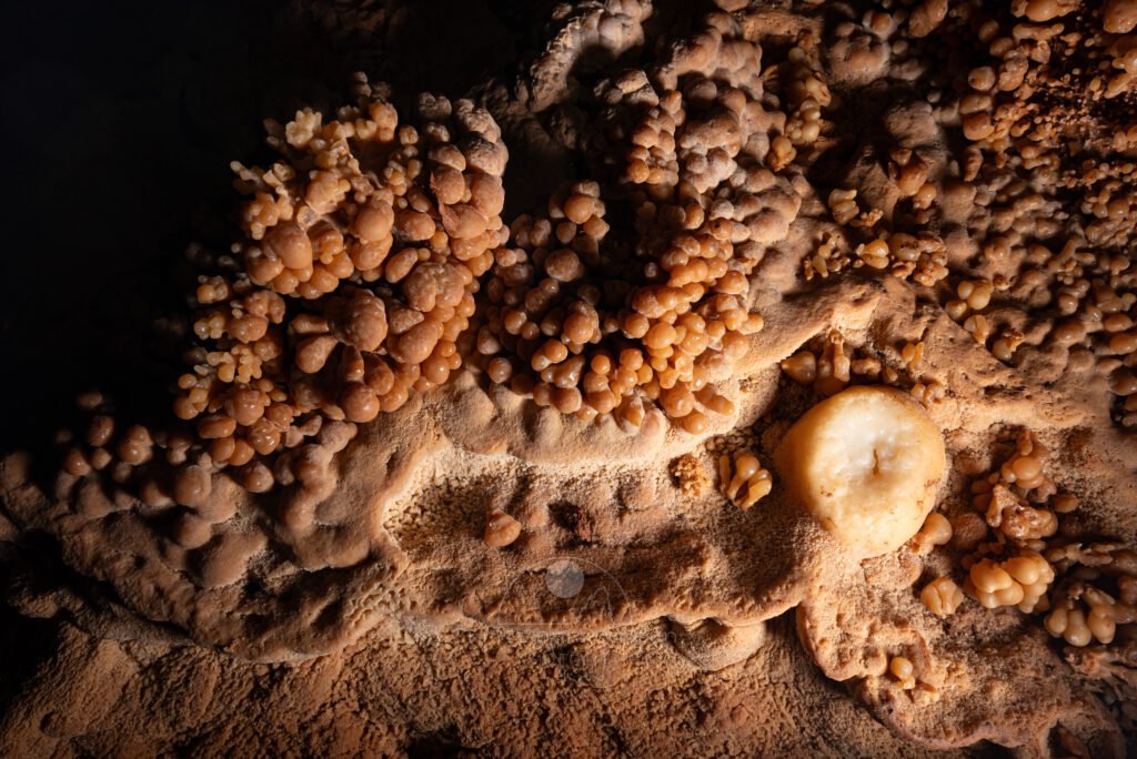 Vue plongeante sur les spéléothèmes. (Aven Grotte de l'Émeraude, Gard)