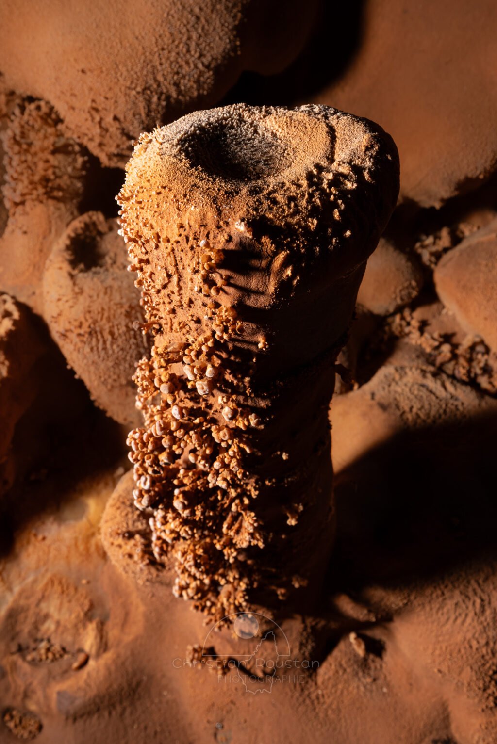 Un stalagmite creusée en son centre. (Aven Grotte de l'Émeraude, Gard)