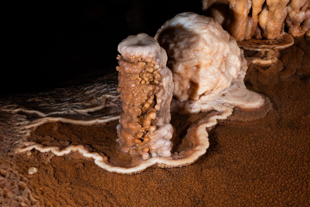 Un petit gour rempli d'eau. (Aven Grotte de l'Émeraude, Gard)