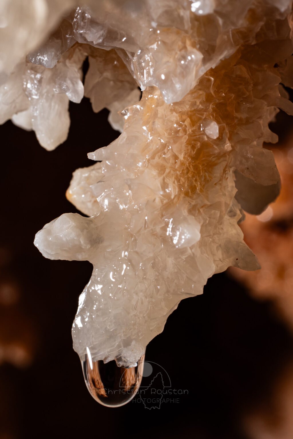 Vue en gros plan de la structure cristalline. (Spéléothèmes) (Aven Grotte de l'Émeraude, Gard)
