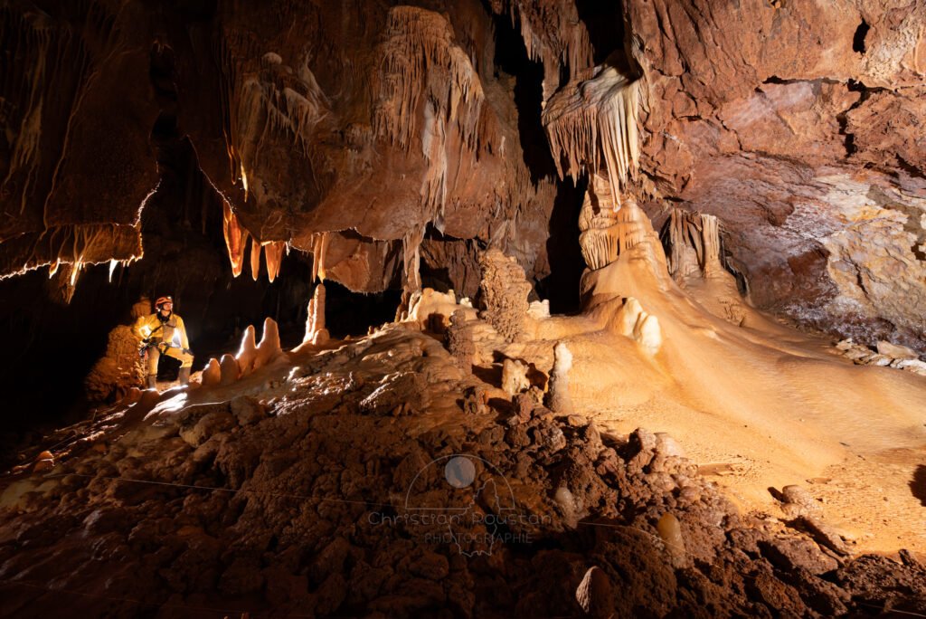 La salle inférieur richement décorée. (Aven Grotte de l'Émeraude, Gard)