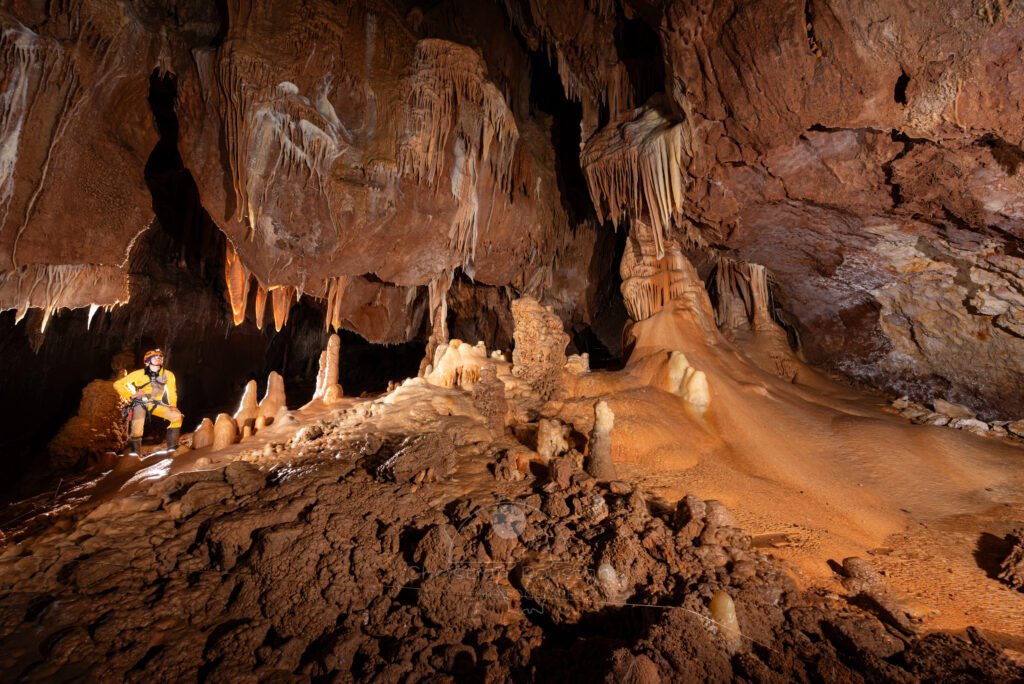 La salle inférieur richement décorée. (Aven Grotte de l'Émeraude, Gard)