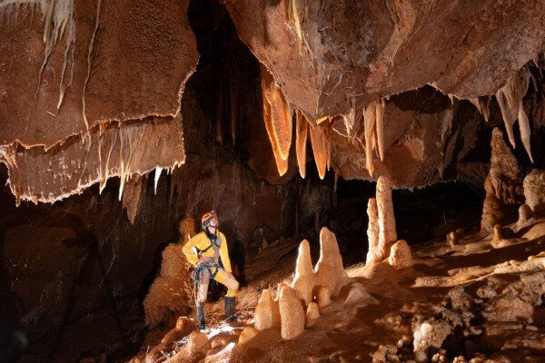 Vue sur la grande salle (Aven Grotte de l'Émeraude, Gard)