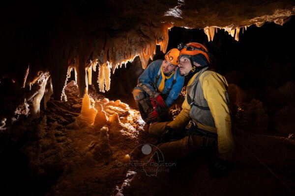 Deux spéléologues en pleine contemplation des spéléothème. (Aven Grotte de l'Émeraude, Gard)