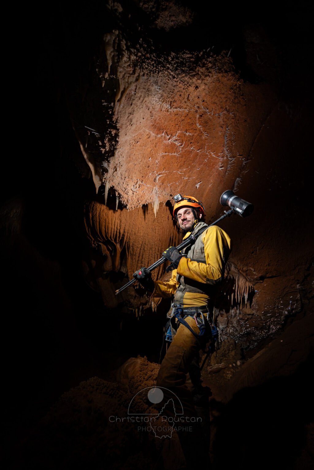 Un spéléo porte un flash sur l'épaule. (Aven Grotte de l'Émeraude, Gard)