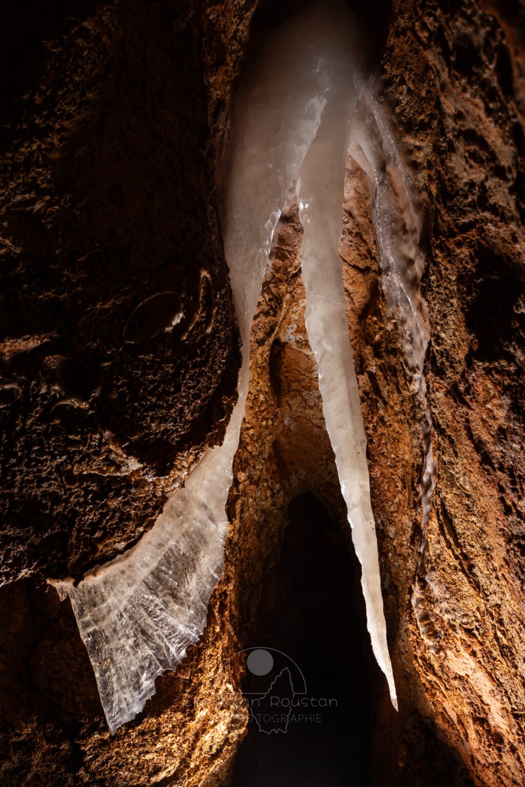 Une draperie transparent comme du verre. (Spéléothème) (Aven Grotte de l'Émeraude, Gard)