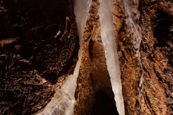 Une draperie transparent comme du verre. (Spéléothème) (Aven Grotte de l'Émeraude, Gard)