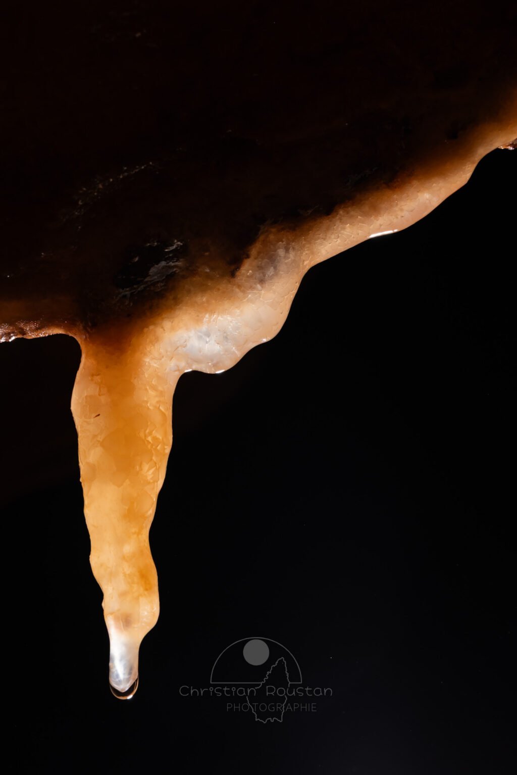 Dégradé e couleur sur une stalactite. (Spéléothème) (Aven Grotte de l'Émeraude, Gard)