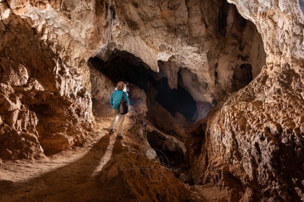 Spéléo en ballade dans la grotte. (Grotte de Louoï, Ardèche)