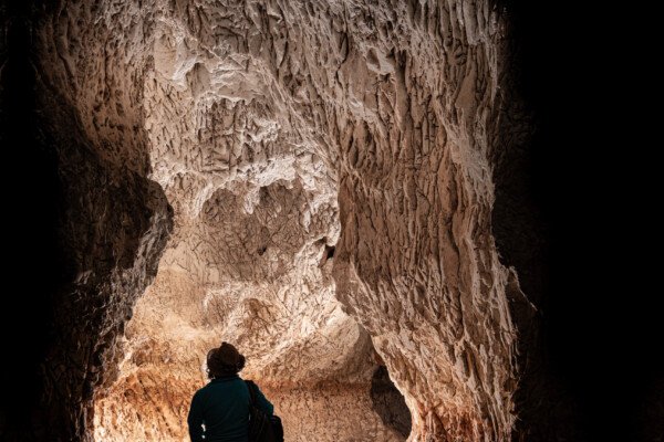 Découpe de galerie avec le niveau de creusement bien visible (Grotte de Louoï, Ardèche)