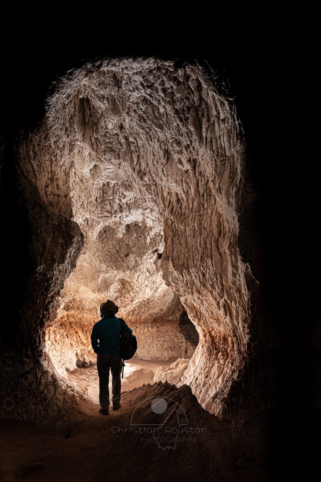 Découpe de galerie avec le niveau de creusement bien visible (Grotte de Louoï, Ardèche)