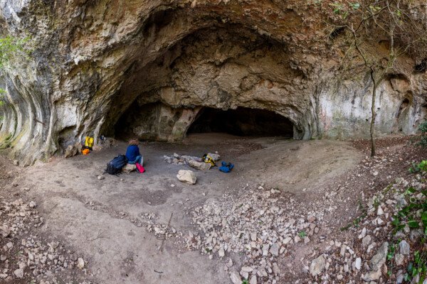 Le porche d'entrée (Grotte de Louoï, Ardèche)