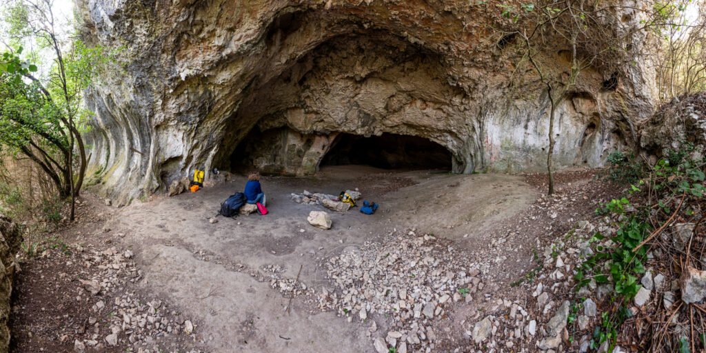 Le porche d'entrée (Grotte de Louoï, Ardèche)