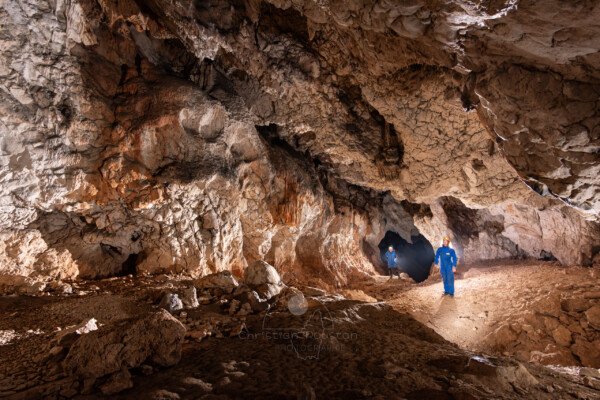 La grande galerie d'entrée (Grotte de Louoï, Ardèche)