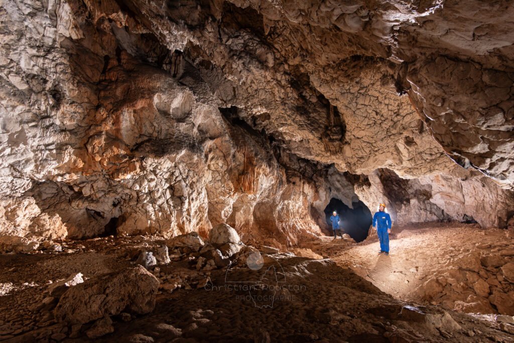 La grande galerie d'entrée (Grotte de Louoï, Ardèche)